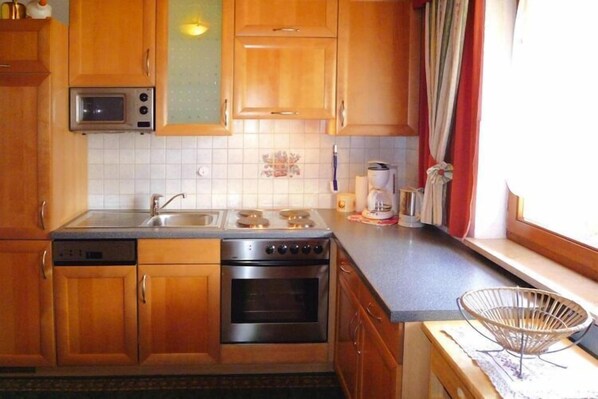 Een koelkast, een microgolfoven, een oven, een kookplaat
