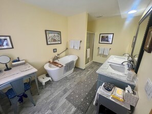 Ducha y bañera combinadas, secador de pelo, toallas y jabón