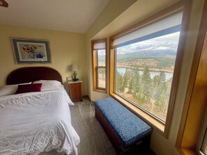 3 bedrooms, desk, iron/ironing board, travel cot