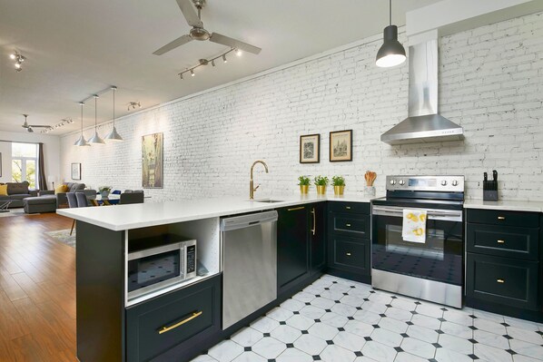 Réfrigérateur, micro-ondes, four, plaque de cuisson