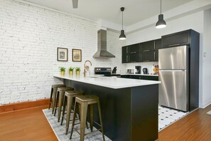 Réfrigérateur, micro-ondes, four, plaque de cuisson