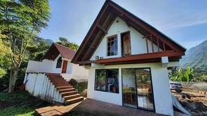 Chalet rustique, 2 chambres, cuisine, vue sur la montagne | 2 chambres, décor unique, ameublement unique, literie fournie