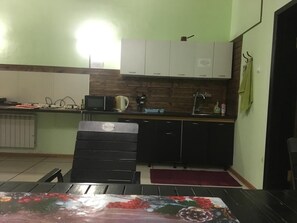 Refrigerador, microondas, lavavajillas y tetera eléctrica 