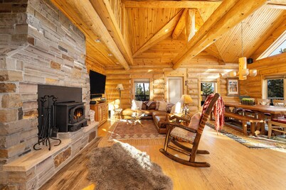 Secluded Log Cabin on 40 Acres pet friendly & hot tub