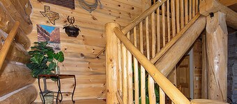 Secluded Log Cabin on 40 Acres pet friendly & hot tub