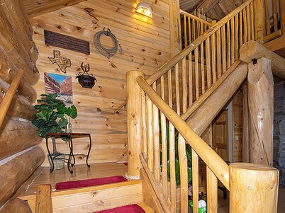 Secluded Log Cabin on 40 Acres pet friendly & hot tub