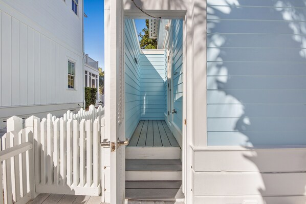 Property grounds - Quaint 2br/2.5ba Cottage Nestled Between 30A & Panama City Beach! Sleeps 6! (Panama City Beach)