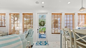 คอทเทจ, หลายเตียง, ห้องครัว, วิวสวน (202 Sandyshore Drive) | บริเวณนั่งเล่น