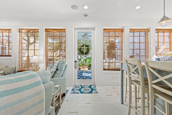 คอทเทจ, หลายเตียง, ห้องครัว, วิวสวน (202 Sandyshore Drive) | บริเวณนั่งเล่น | ทีวี 40 นิ้ว พร้อมช่องดิจิตอล