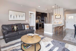 TV, fireplace - Spacious & Modern townhome, sleeps 10, private hot tub (Fraser)