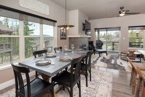 Dining - Spacious & Modern townhome, sleeps 10, private hot tub (Fraser)