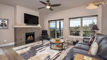 Televisión y chimenea