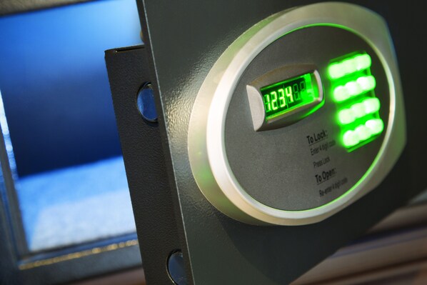 Cerradura digital con pantalla que muestra la hora 12:34.
