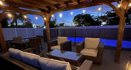 MAISON DE PISCINE massive, 6 chambres, 4 salles de bain complĂštes, prĂšs de la plage!