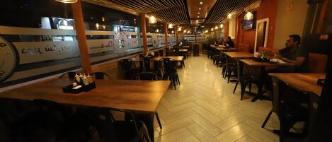 Déjeuner et dîner servis sur place, spécialités Cuisine du Moyen-Orient