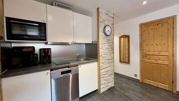 Fridge, oven, dishwasher, coffee/tea maker