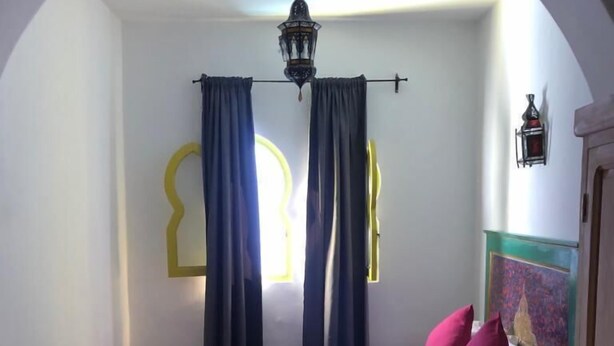 Unclassified image, 1 of 4, button - honeysunckle (Chefchaouen)