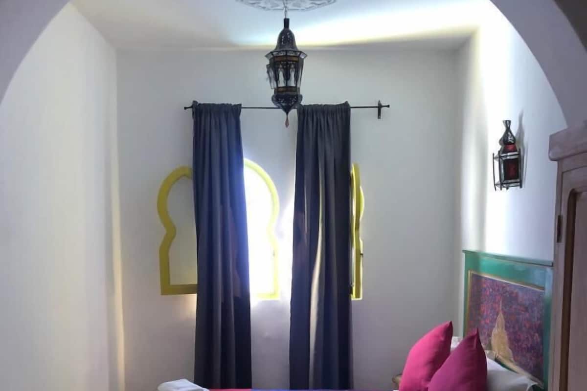 Traditional Double Room | In-room safe, iron/ironing board, free WiFi, bed sheets