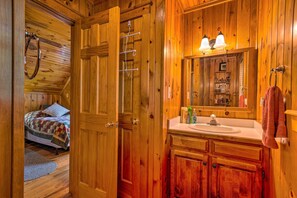 Kostenlose Toilettenartikel, Haartrockner, Handtücher