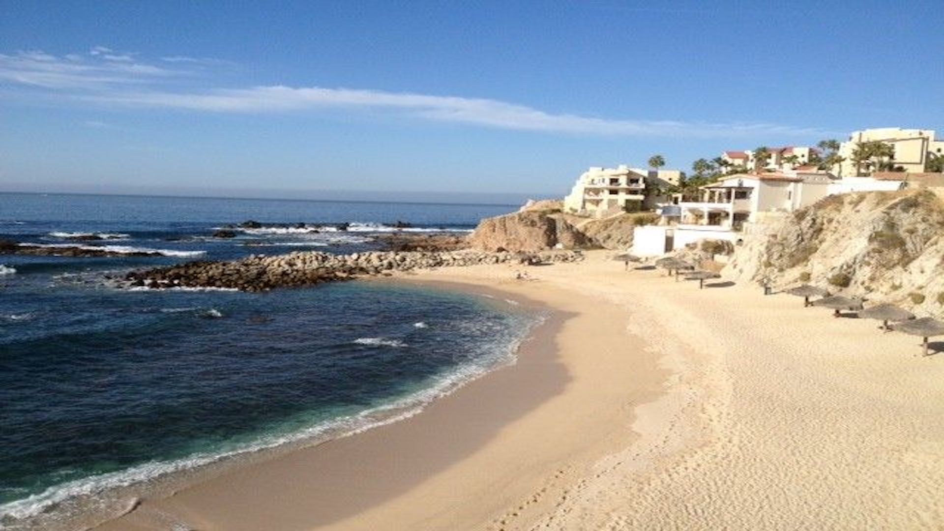 Plage, chaises longues, serviettes de plage