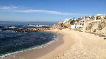 Plage, chaises longues, serviettes de plage