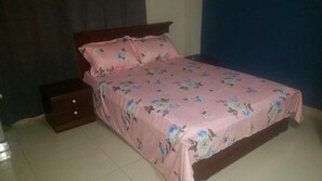 Quarto casal | Frigobar, ferros/tábuas de passar roupa