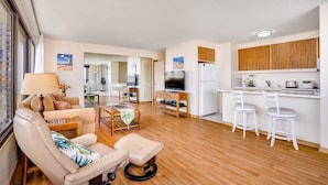 Un appartement moderne comprenant un salon, un coin repas et une cuisine.