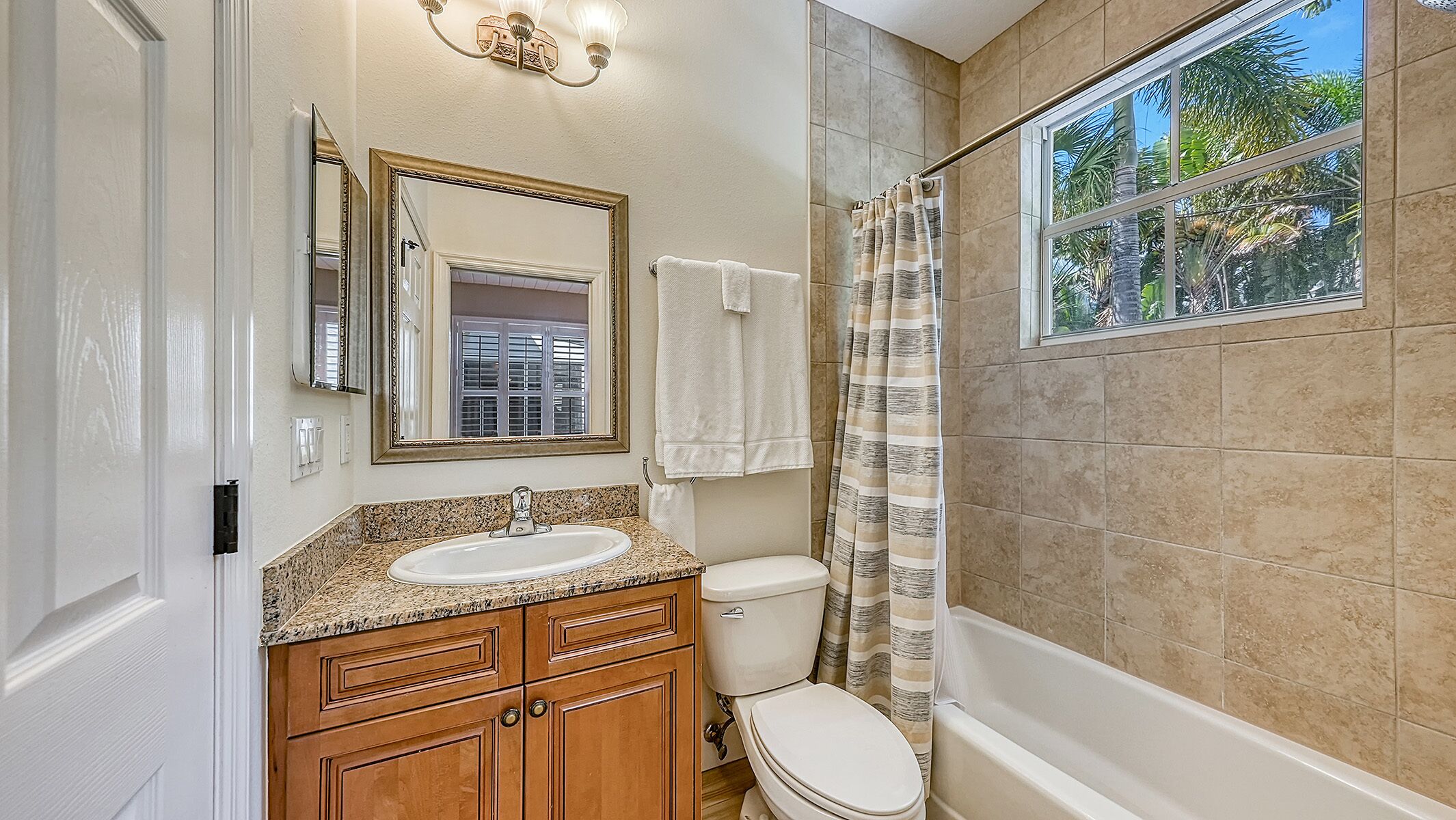 Une salle de bain avec un lavabo, des toilettes et une douche.