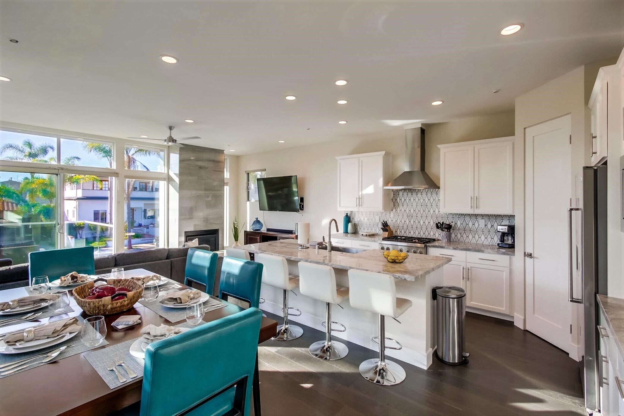Pacific Beach Modern House with Rooftop Deck