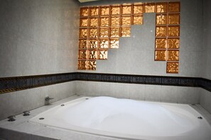 Habitació individual júnior, 1 llit de matrimoni gran, banyera d'hidromassatge | Banyera d'hidromassatge privada