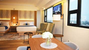 Habitación Deluxe | Caja fuerte, decoración individual, mobiliario individual y escritorio