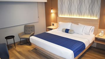 Rom – premier, 1 kingsize-seng | Safe på rommet, individuelt dekorert, individuelt innredet og skrivebord