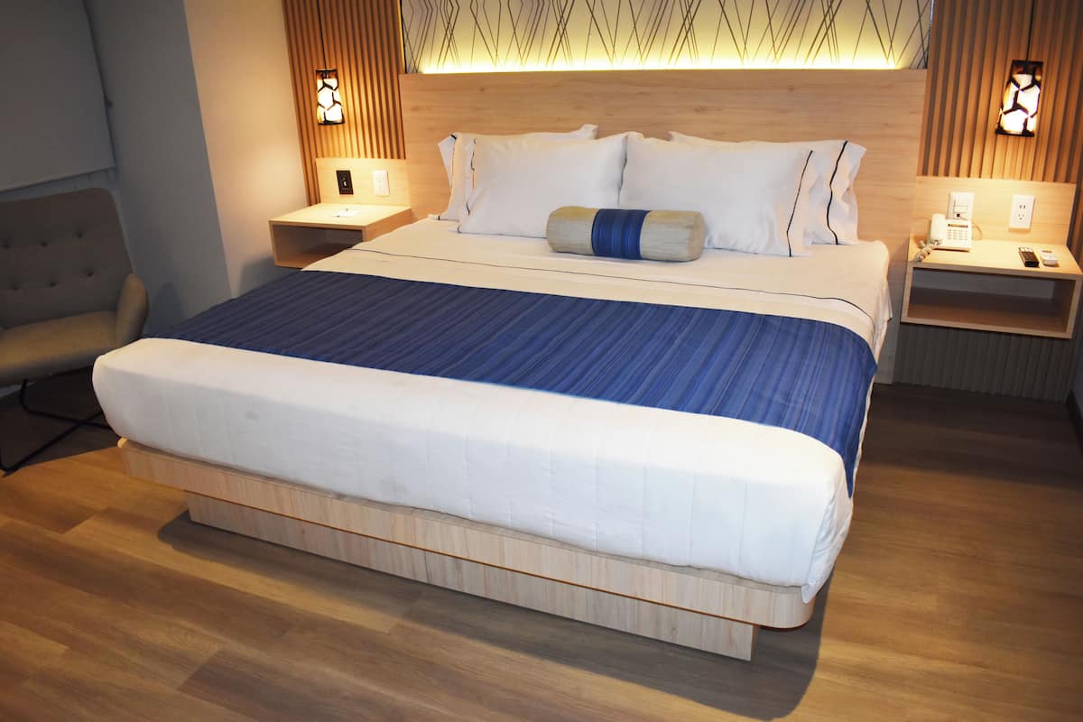 Junior Single Room, 1 King Bed, Hot Tub | In-room safe, individually decorated, individually furnished, desk
