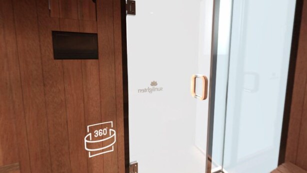 Una habitación moderna con paneles de madera, una puerta corrediza de vidrio y una cama.