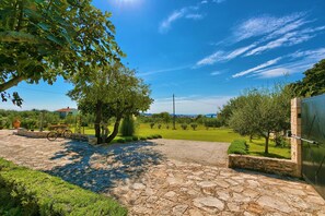 Property grounds - *** ISOLATED HOUSE, HUGE GARDEN, FANTASTIC SEA VIEW *** (Fažana)