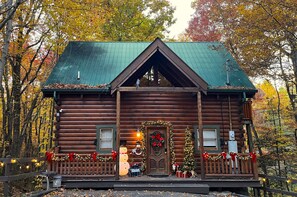 Exterior - GREAT LOCATION! K/BR+LOFT w/Qbed Sleeps 4 ROMANTIC! HotTub/Pool Table/GameTable (Sevierville)