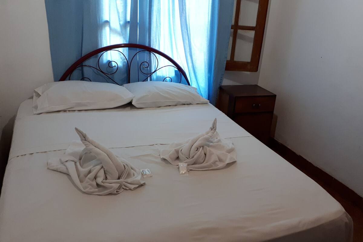 Cabaña económica, varias camas, baño privado | Wifi gratis y ropa de cama