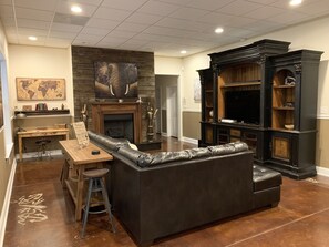 Televisio, takka, videokirjasto