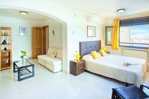 4 bedrooms, iron/ironing board, free WiFi