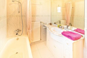 Bathtub - LA CASUCA  CON PISCINA PRIVADA (Rosas / Roses)
