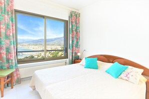 4 bedrooms, iron/ironing board, free WiFi