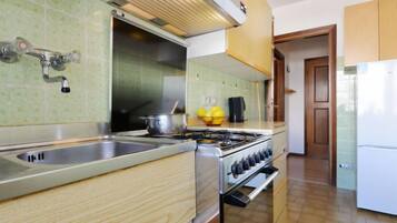 Refrigerador, horno, utensilios de cocina y congelador