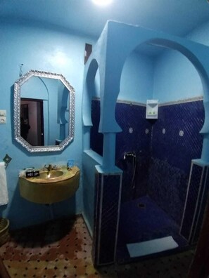 Deluxe Room (black) | Bathroom