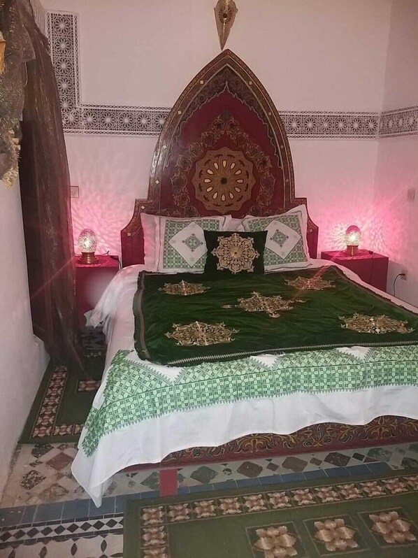 Deluxe Room (King) | 1 bedroom, free cribs/infant beds, free WiFi