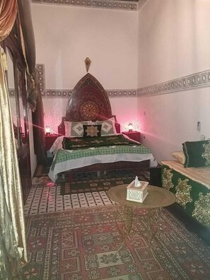 Deluxe Room (King) | 1 bedroom, free cribs/infant beds, free WiFi