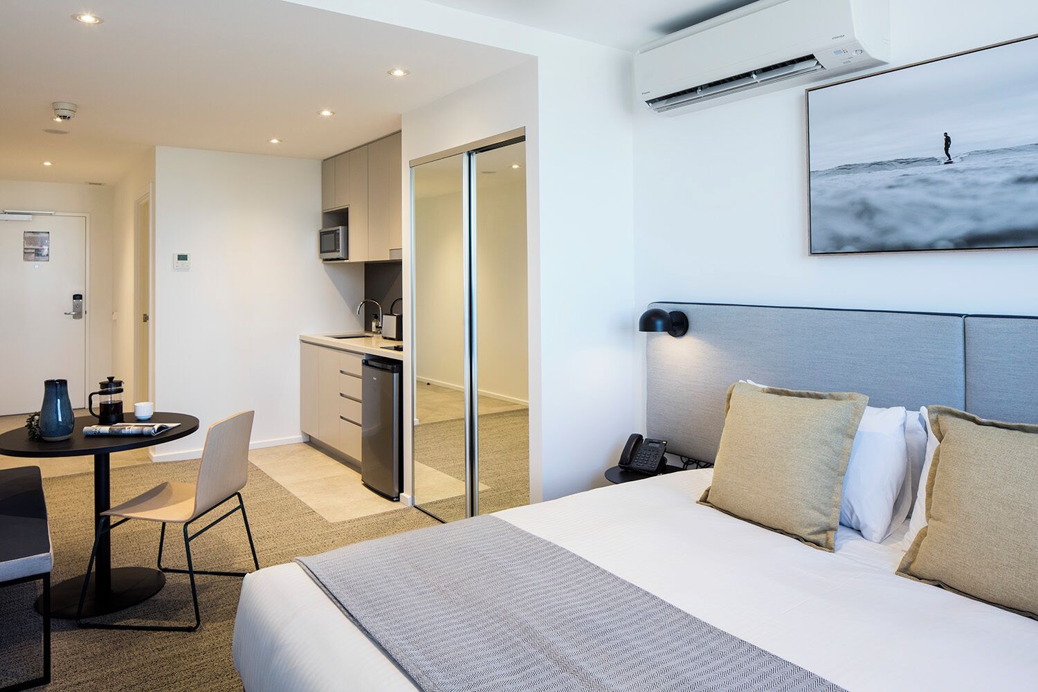 Premium-sengetøj, senge med topmadrasser, pengeskab på værelset