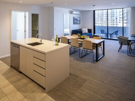 Apartamento, 2 habitaciones | Zona de estar | Una televisión LCD