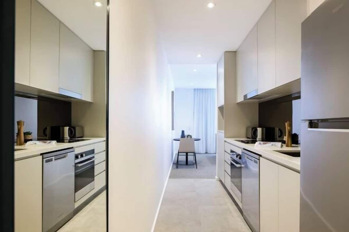Refrigerador con freezer, microondas, placa de cocina, lavavajillas