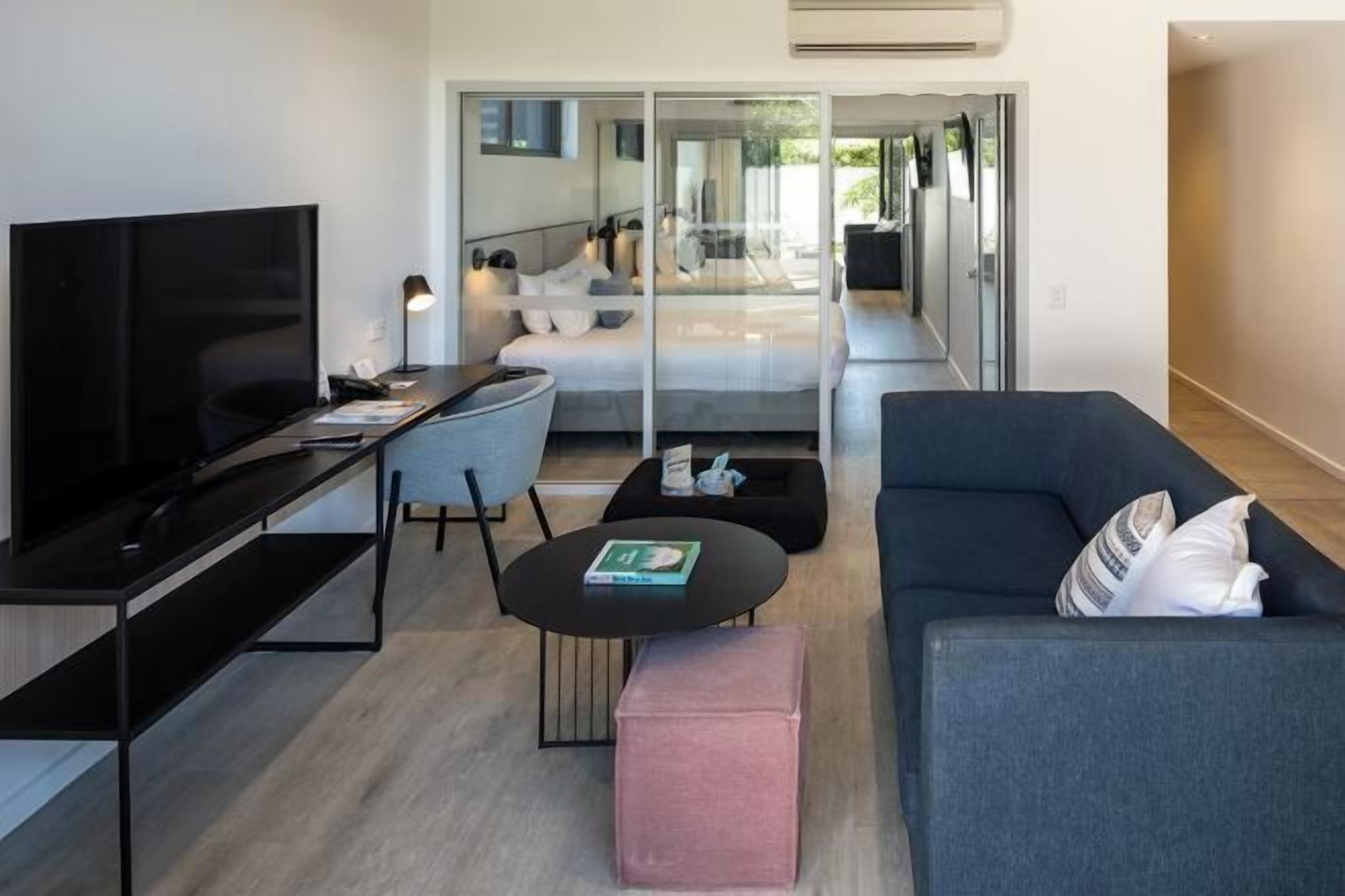 Premium-sengetøj, senge med topmadrasser, pengeskab på værelset