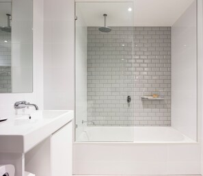 Shower, designer toiletries, hair dryer, towels - Quest Robina (Robina)